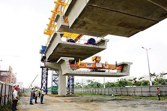 The first girder of Ben Thanh-Suoi Tien metro route was installed in HCMC on June 4 (Photo: SGGP)